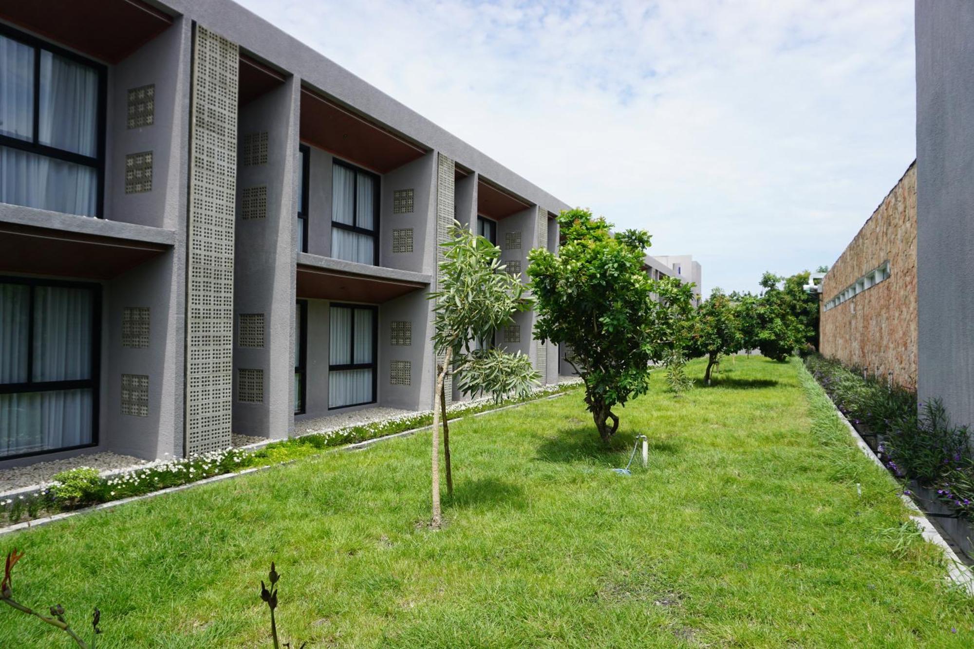 Kambaniru Beach Hotel And Resort Waingapu Exterior photo